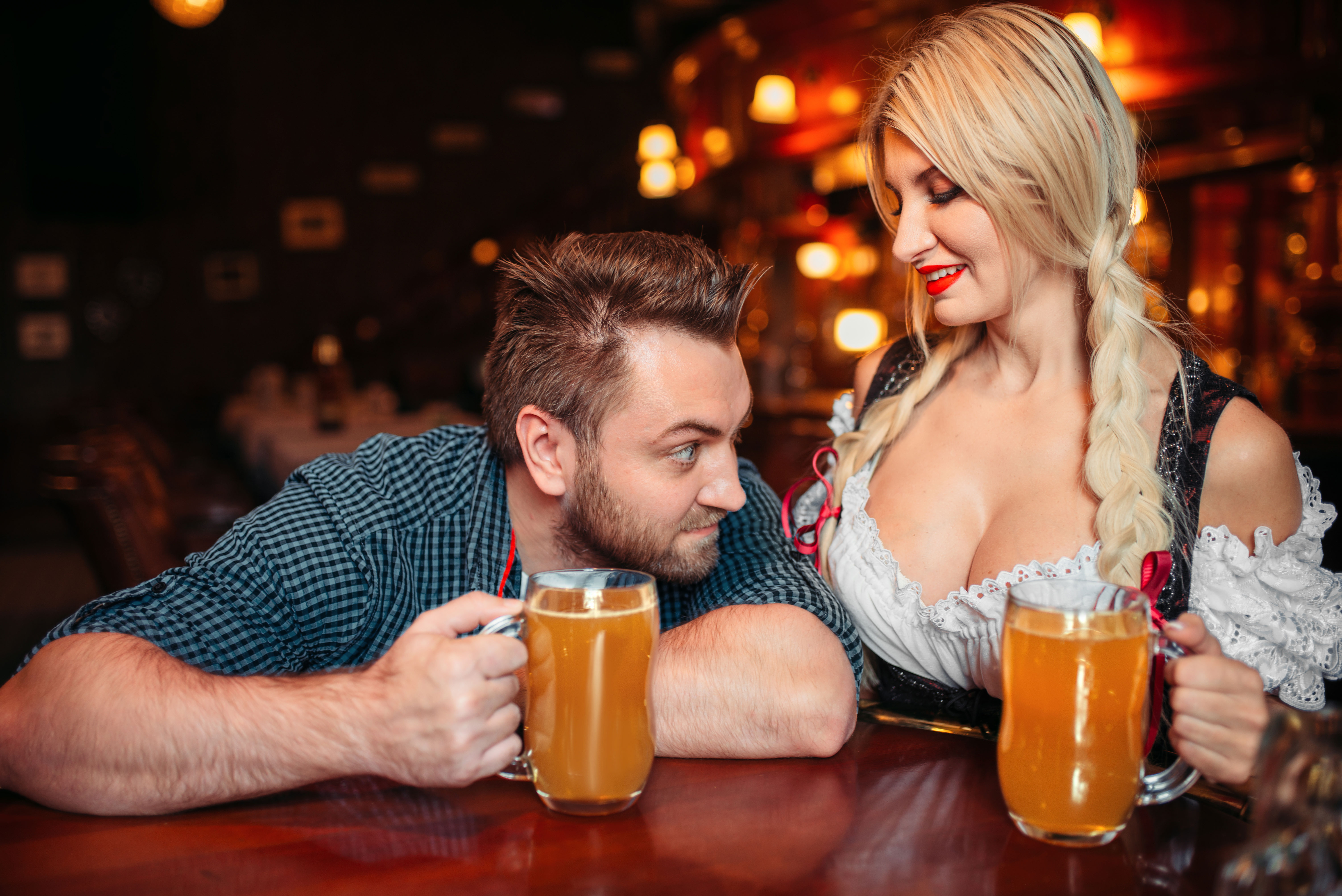 На фото голая официантка подаёт пиво в клубе