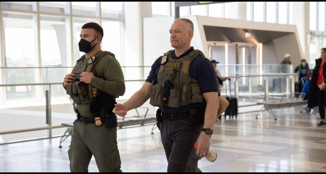 Watch: Inside the ICE Airport Operation http://news.usaunify.org/TRl3N2