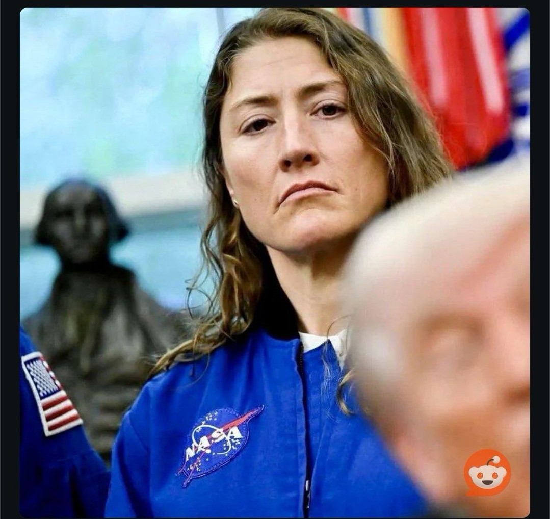 The Artemis crew was just thrilled to visit the White House 😂

#politics #Trump