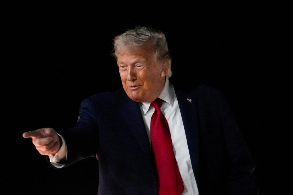 Pilots are fine after U.S. helicopter crashes near Strait of Hormuz, Trump says…